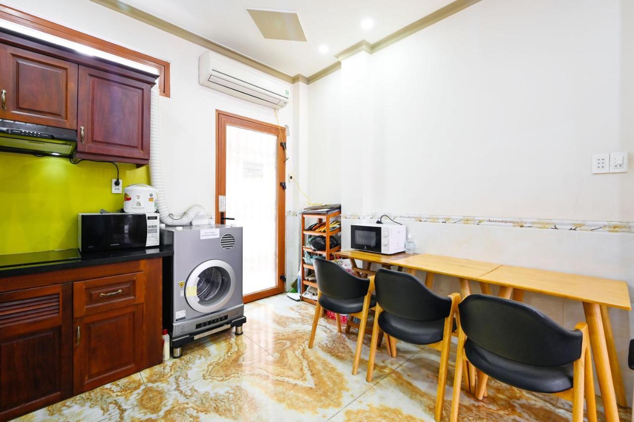 Apartment Huyen House *